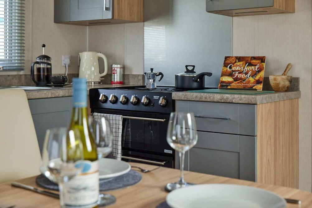 Nirvana Coastal Retreat Holiday Home Cayton Eksteriør billede